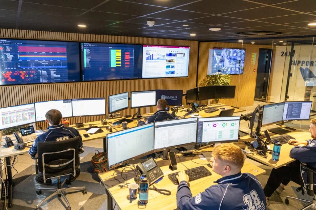 Specialisten van Spete.nl achter de monitorwand op de supportafdeling in Nijmegen