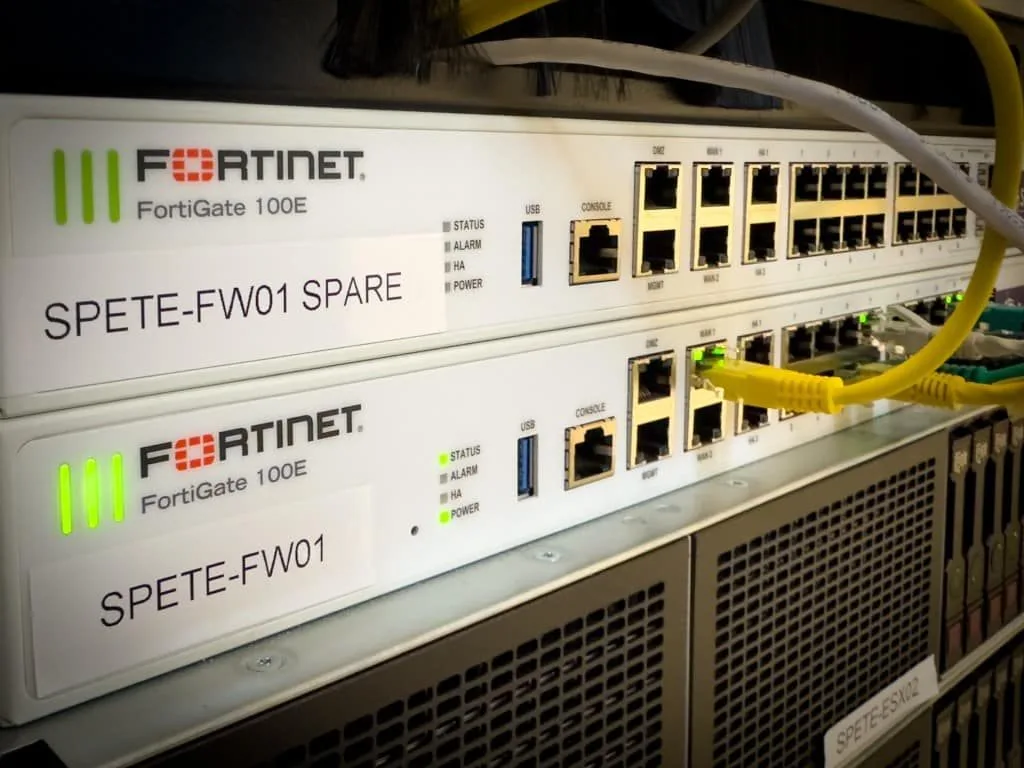 Twee FortiGate-firewalls van Fortinet in het serverrack van Spete
