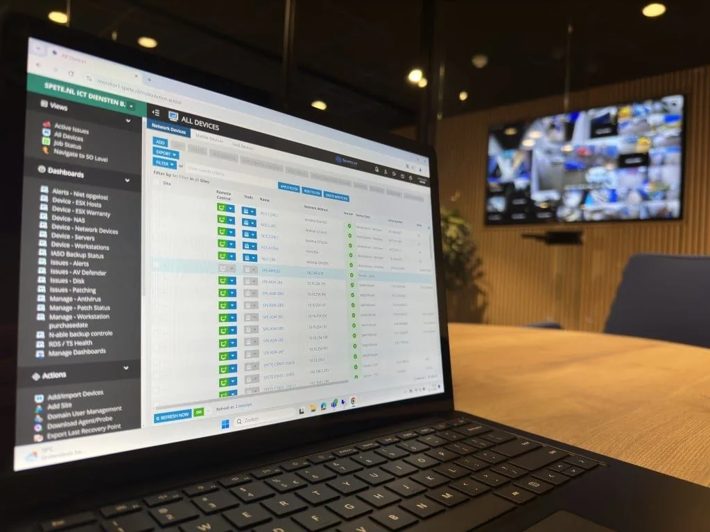 Specialist van Spete.nl aan het werk achter meerdere schermen