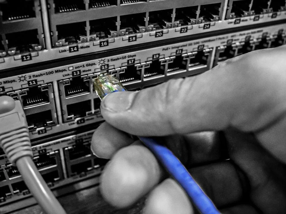 Monteur van Spete.nl sluit netwerkapparatuur aan in een patchkast